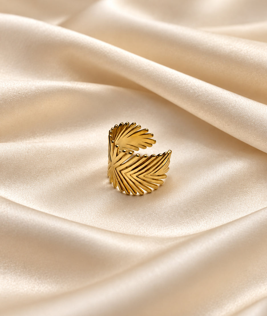 Bague large Feuille dorée à motif géométrique ajouré