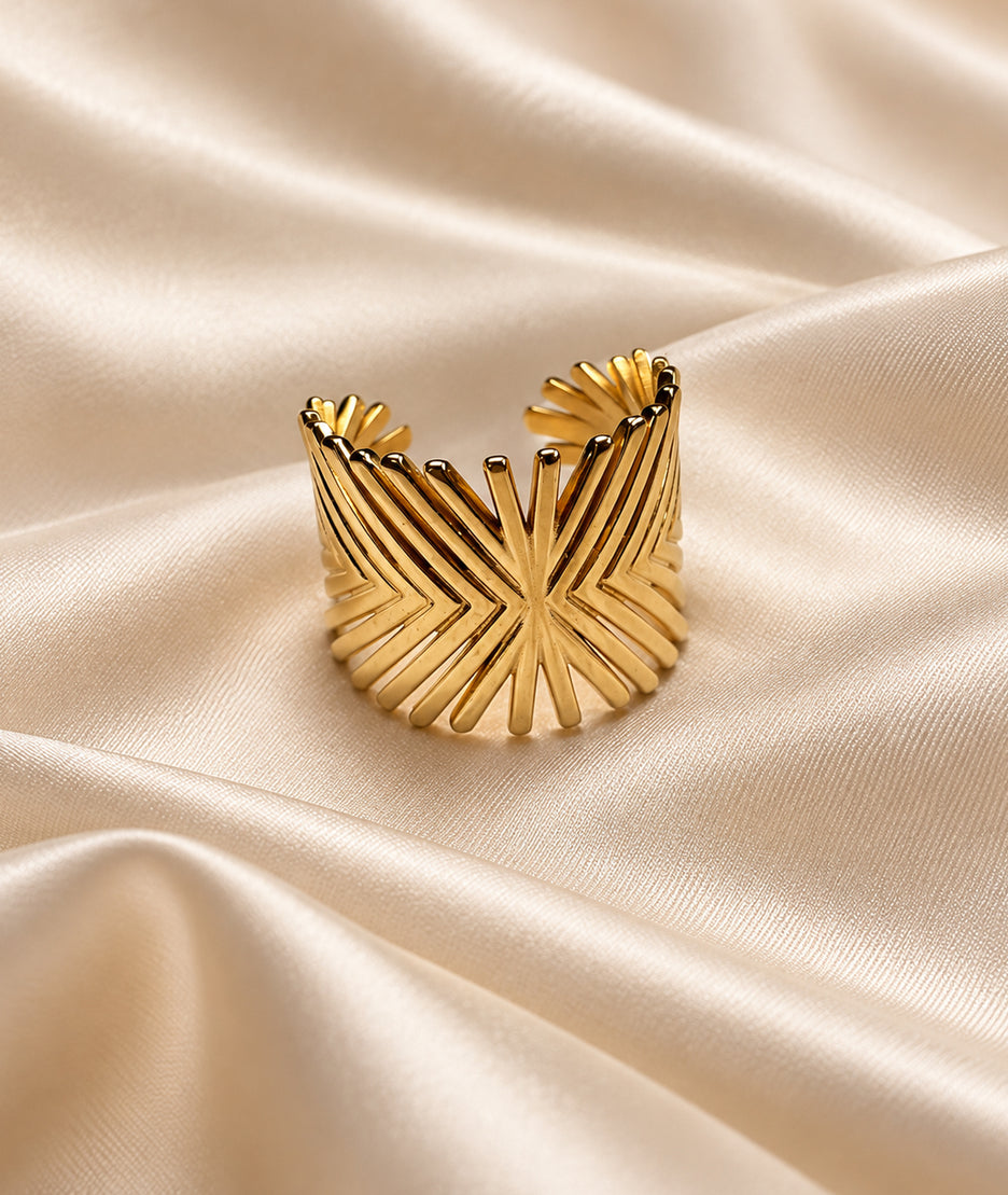 Bague large Feuille dorée à motif géométrique ajouré
