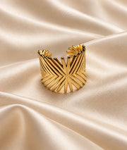 Bague large Feuille dorée à motif géométrique ajouré
