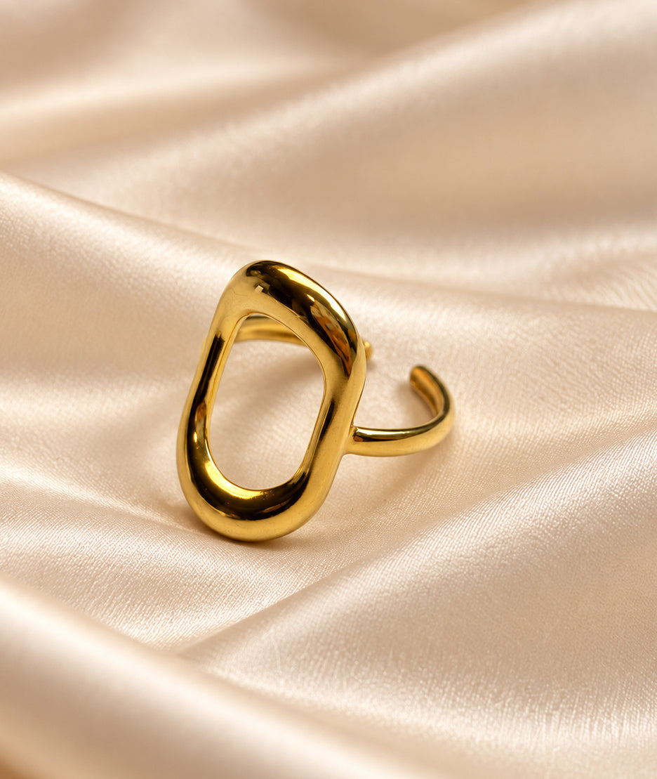 Bague fine ovale goutte dorée ajourée