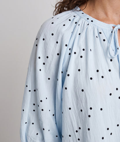 Blouse Cel ciel à pois avec col à nouer — marque Carnaby