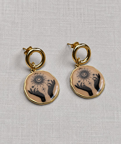 Boucles d'oreilles avec pendentif mains motif solaire