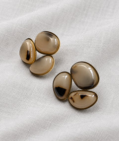 Boucles d'oreilles Nelly effet écaille beige 3 pierres