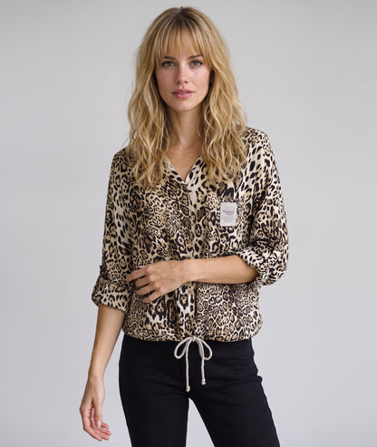Chemise Claire écru oversize à motif léopard portée de face — Carnaby