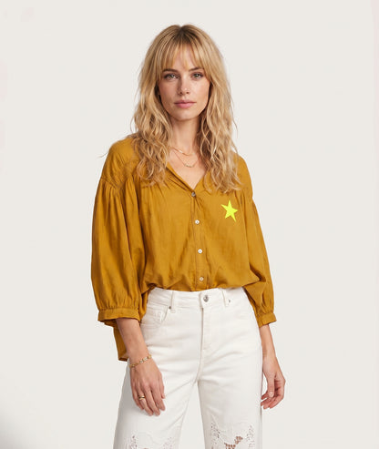 Chemise Cynthia fluide à inscription camel face