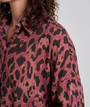 Chemise Dakar bordeau oversize à motif léopard portée de face — Carnaby