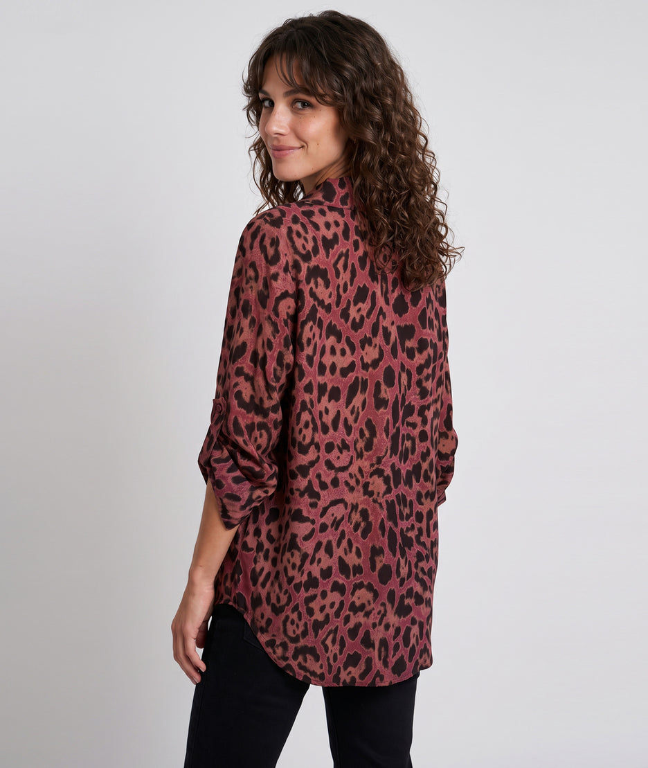 Chemise Dakar bordeau oversize à motif léopard portée de dos — Carnaby