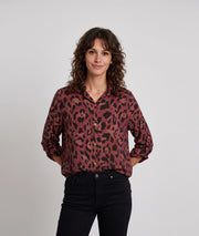 Chemise Dakar bordeau oversize à motif léopard portée de face — Carnaby