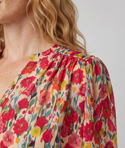 Chemise Judia rouge à motif fleuri portée de face — look quotidien Carnaby