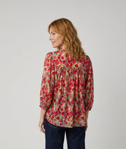 Chemise Judia rouge à motif fleuri portée de dos — look quotidien Carnaby