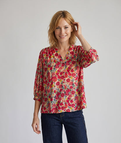 Chemise Judia rouge à motif fleuri portée de face — look quotidien Carnaby