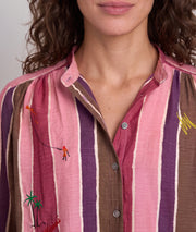 Chemise Oraka rose à rayures et broderies fantaisie portée de face — Carnaby