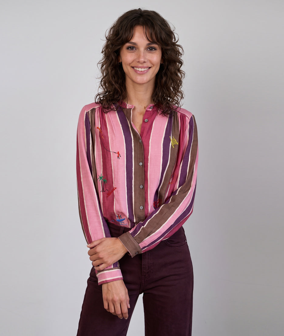 Chemise Oraka rose à rayures et broderies fantaisie portée de face — Carnaby