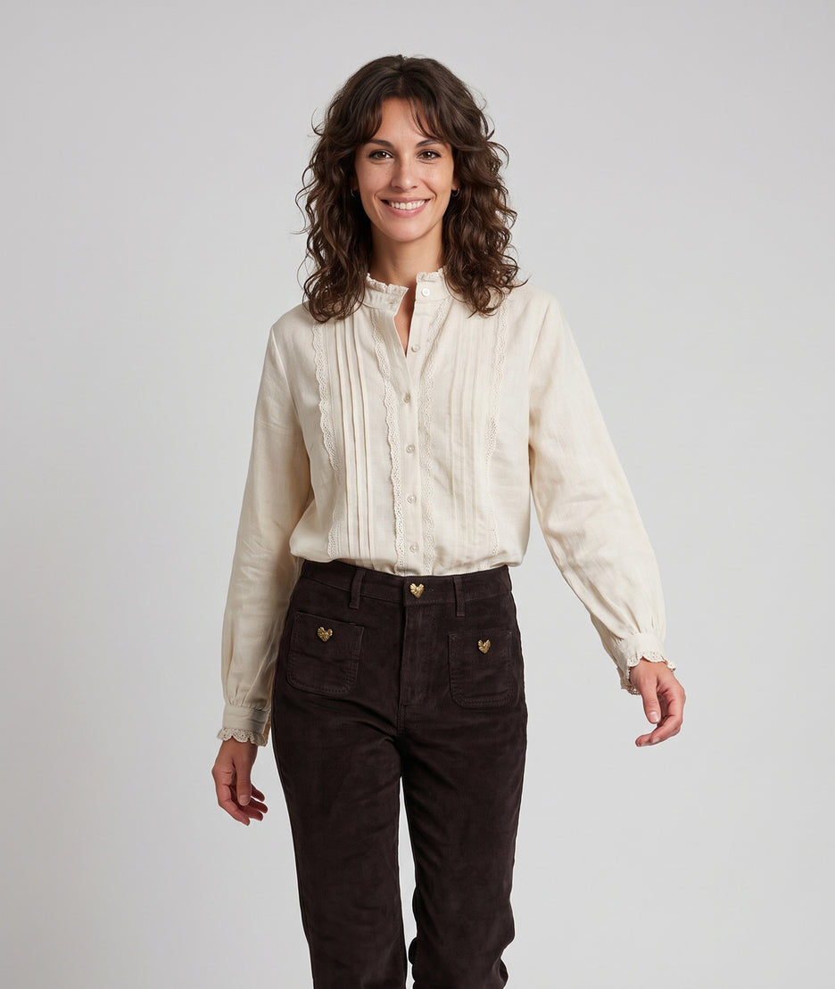 Chemise bohème femme écrue en coton avec col mao et détails dentelle
