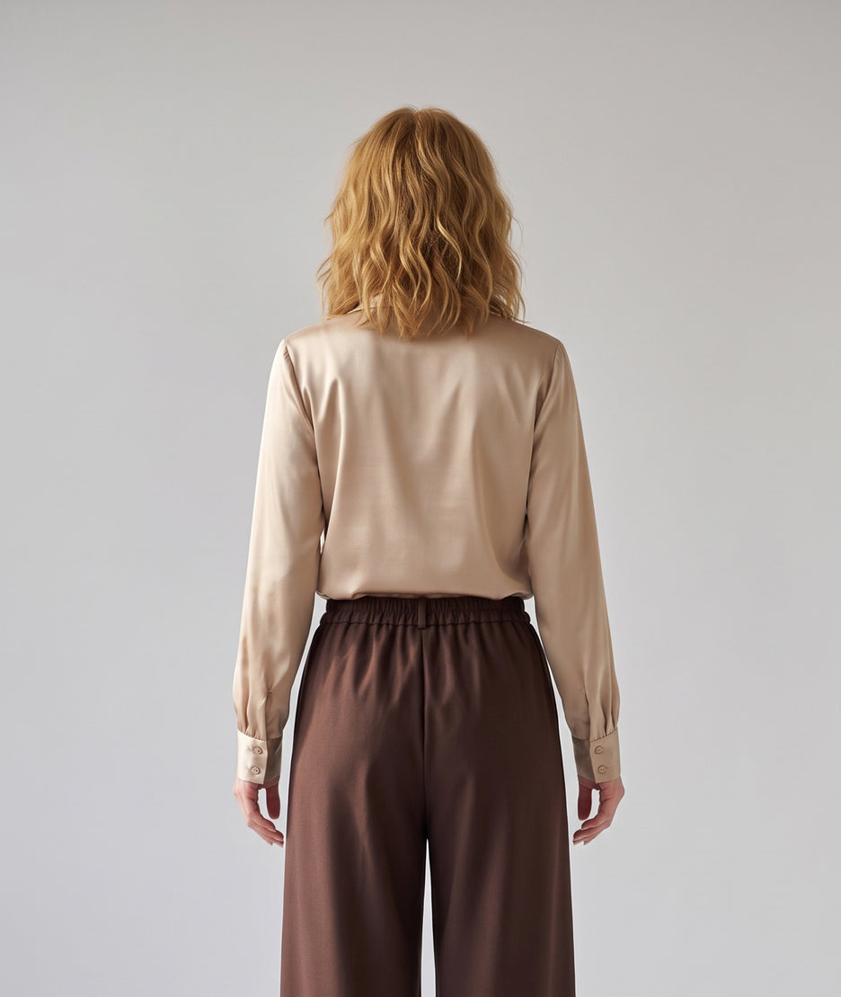 Chemise satinée femme beige avec patte de boutonnage cachée
