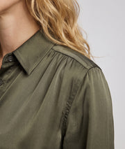 Chemise satinée femme kaki avec patte de boutonnage cachée