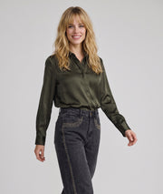 Chemise satinée femme kaki avec patte de boutonnage cachée