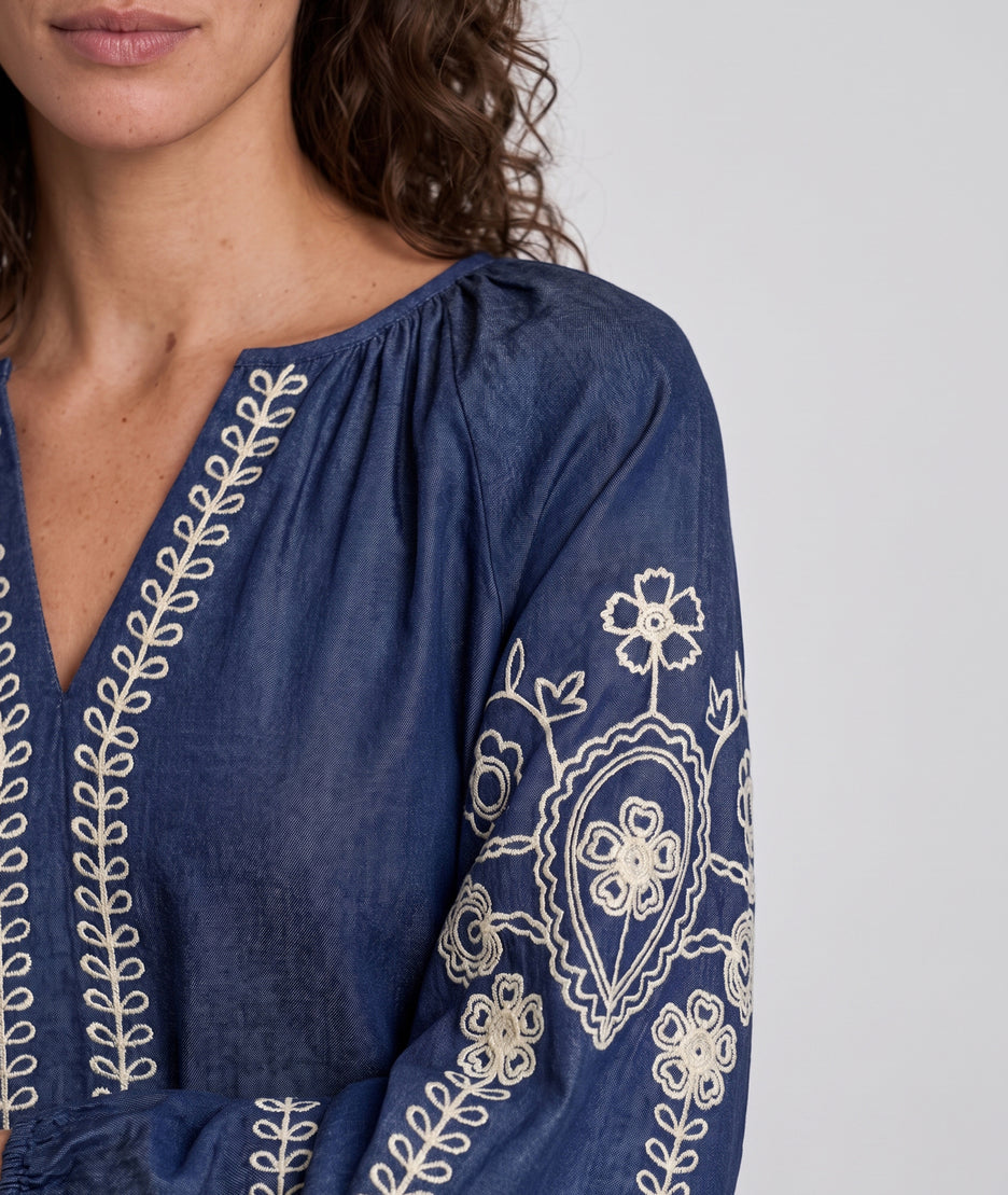 Blouse Tyna marine à broderies portée détail — look quotidien Carnaby
