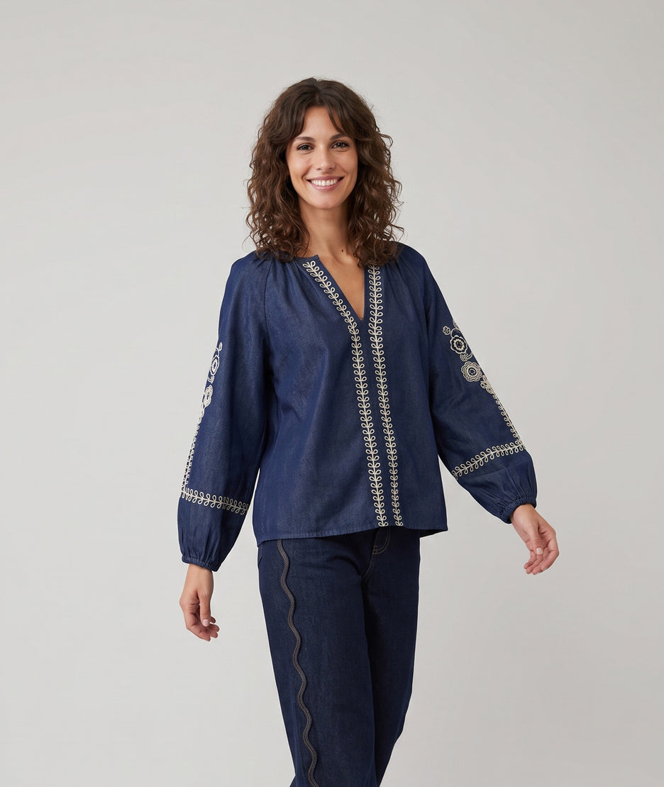 Blouse Tyna marine à broderies portée de face — look quotidien Carnaby