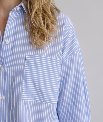 Chemise Yana bleue à rayures avec poche poitrine — marque Carnaby