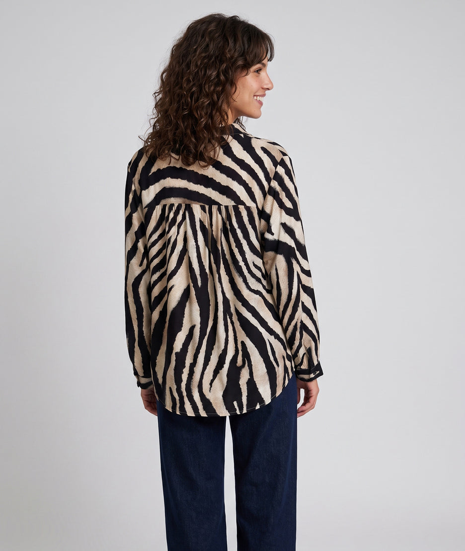 Chemise Zeko noire à motif zèbre avec broderies fantaisie — marque Carnaby