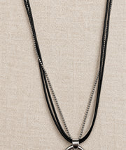 Collier pendentif cœur Celia avec cordons noirs et franges grises