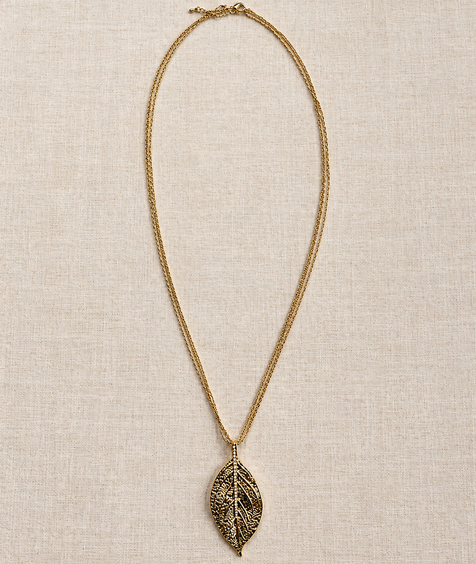 Collier sautoir pendentif feuille doré avec longue chaîne