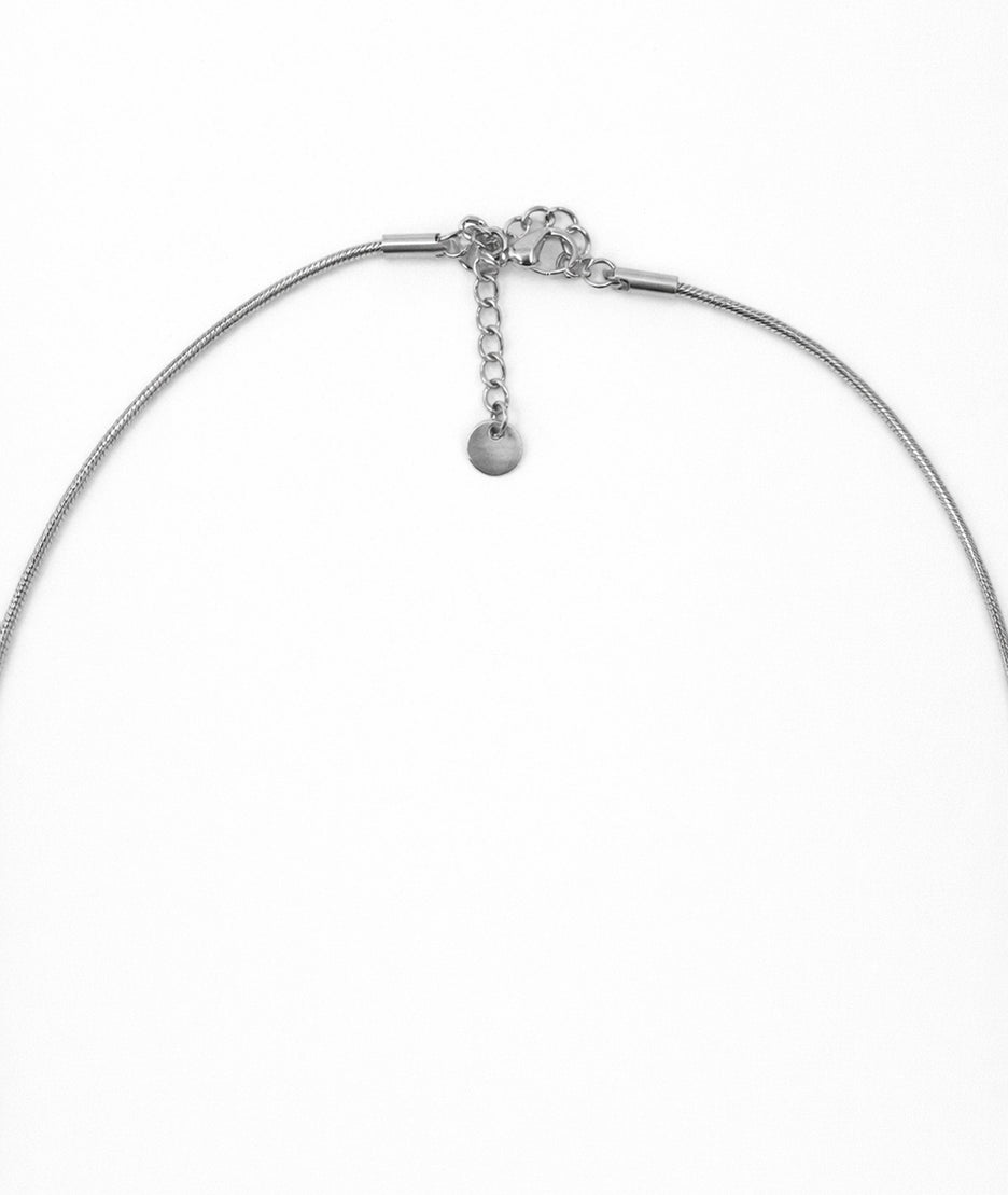 Collier argentée avec inscription Love détails