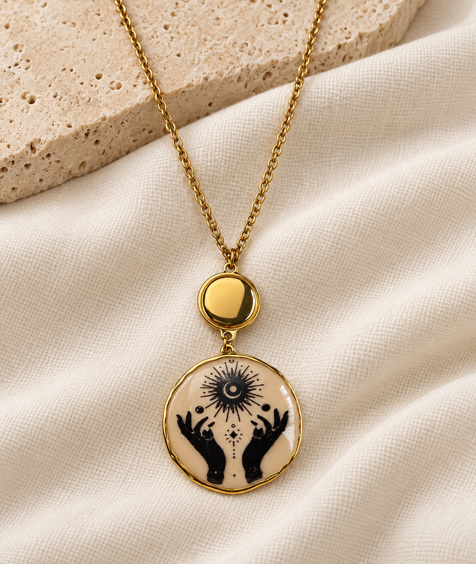 Collier avec pendentif mains beige et détails dorés
