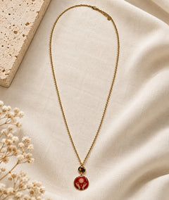 Collier avec pendentif mains rouge et détails dorés