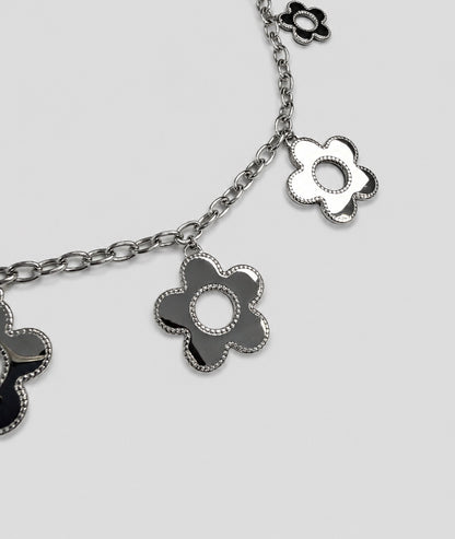 Collier Margy gris argenté détail pendentifs fleurs - Carnaby