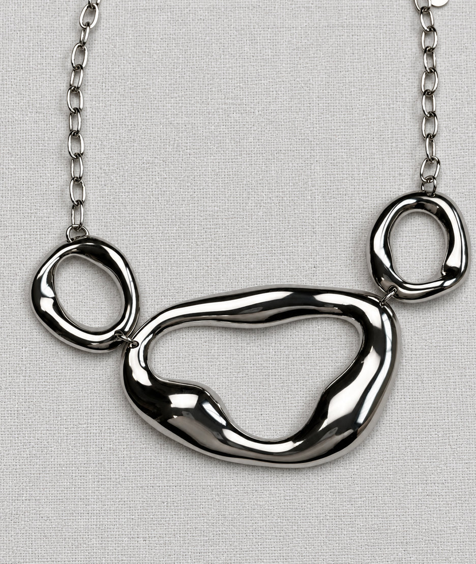 Collier avec pendentif asymétrique gris à formes ajourées