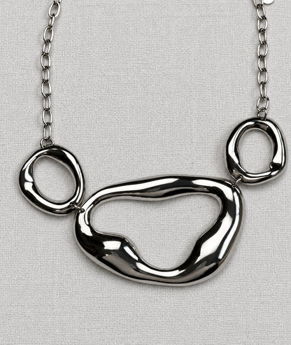 Collier avec pendentif asymétrique gris à formes ajourées