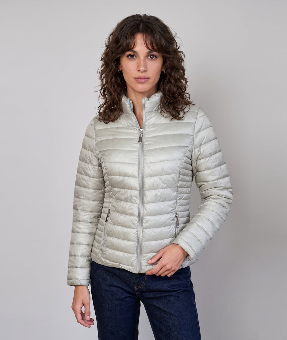 Doudoune Brami beige courte et cintrée portée de face — Carnaby