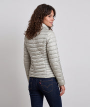Doudoune Brami beige courte et cintrée portée de dos — Carnaby