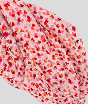 Foulard Valentine motif coeurs rose détail
