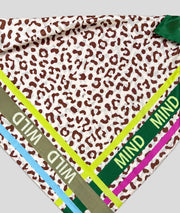 Foulard Wild triangle motif léopard vert détail