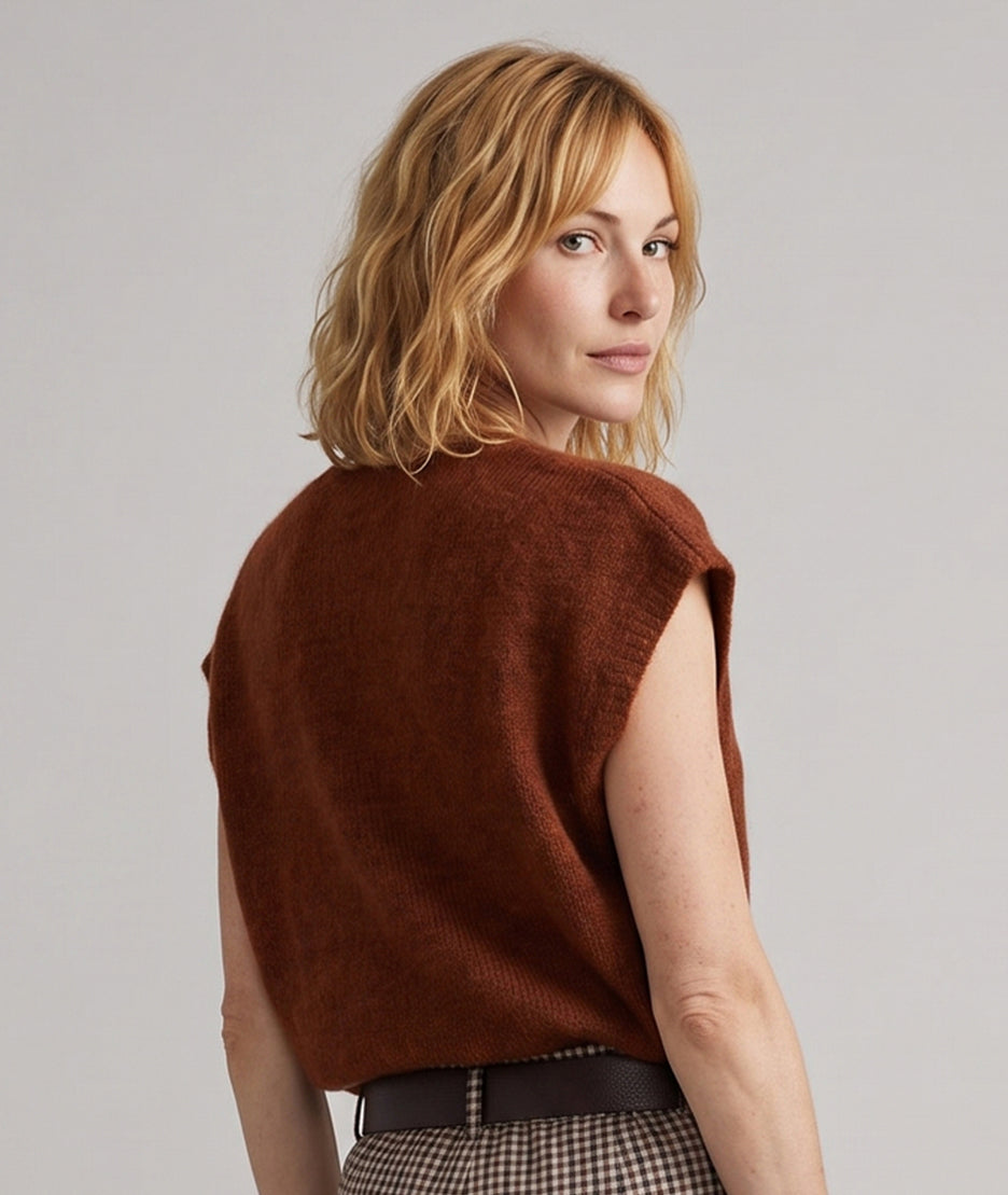 Gilet sans manches en maille femme Butonna brique à col V et boutons métalliques