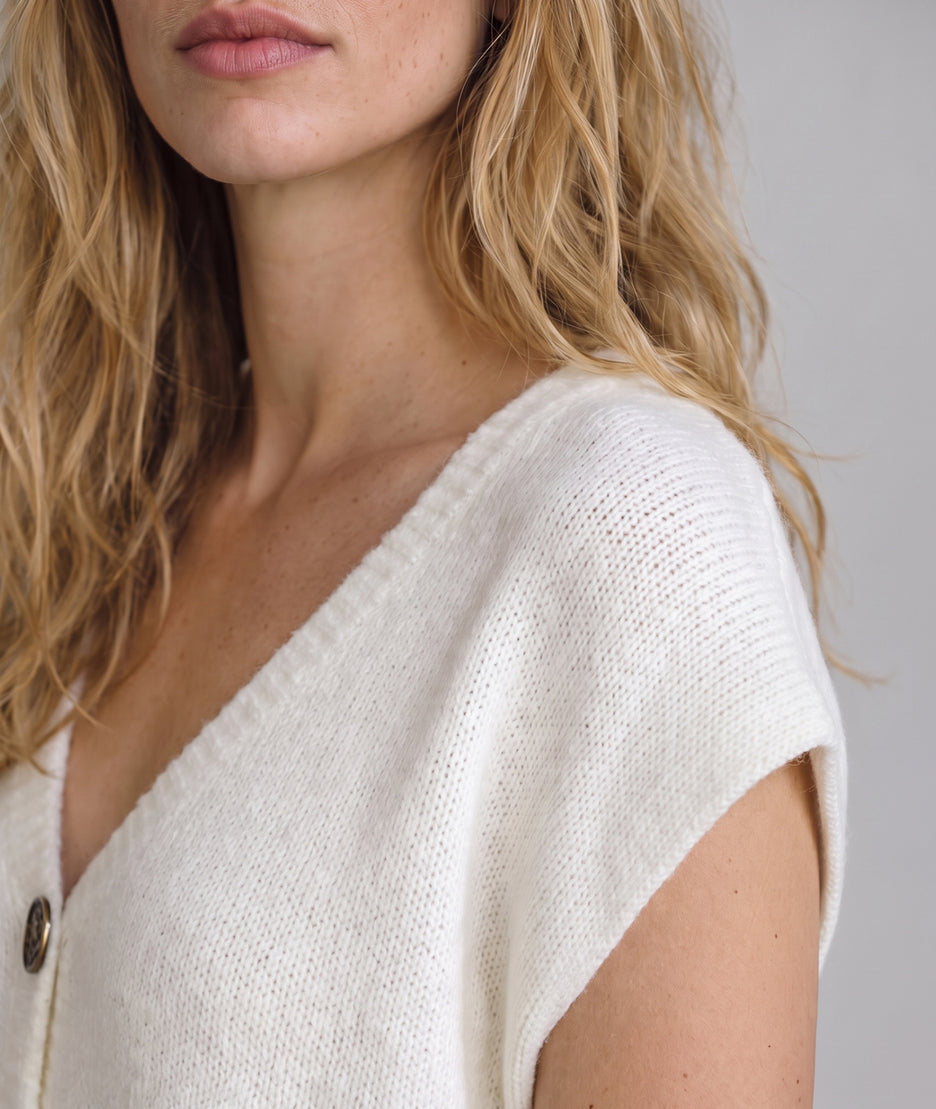Gilet sans manches en maille femme Butonna écru à col V et boutons métalliques