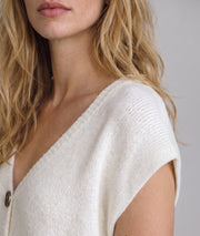 Gilet sans manches en maille femme Butonna écru à col V et boutons métalliques