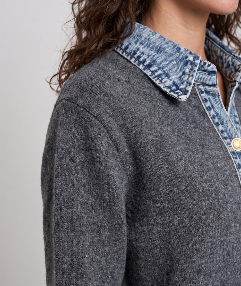 Gilet maille et jean femme gris avec col chemise et boutons dorés