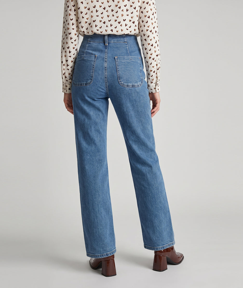 Jean Bouta bleu jean wide leg à taille haute et boutons dorés porté de dos — Carnaby