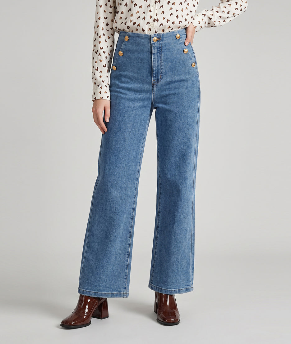 Jean Bouta bleu jean wide leg à taille haute et boutons dorés porté de face — Carnaby