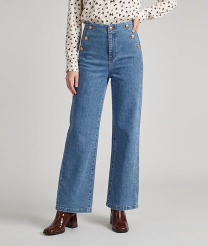 Jean Bouta bleu jean wide leg à taille haute et boutons dorés porté de face — Carnaby