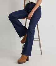 Jean bootcut femme brut taille haute porté avec gilet écru et bottines camel
