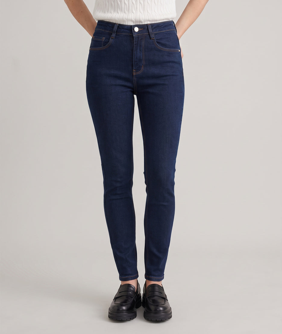 Jean brut femme slim taille haute en denim stretch porté de face