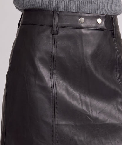 Jupe courte femme Anita en similicuir noir coupe droite avec boutons pression