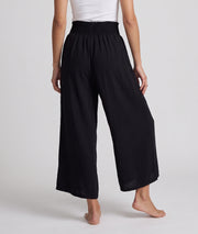 Pantalon fluide noir porté face arrière d’été Carnaby