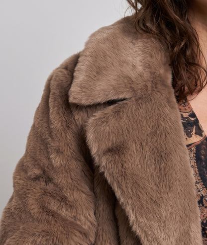 Manteau long Doria taupe en fausse fourrure femme