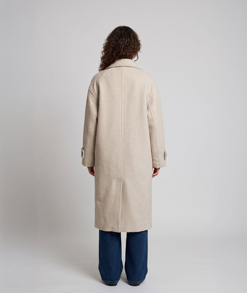 Manteau long femme écru Sonia à double boutonnage et col cranté face arrière